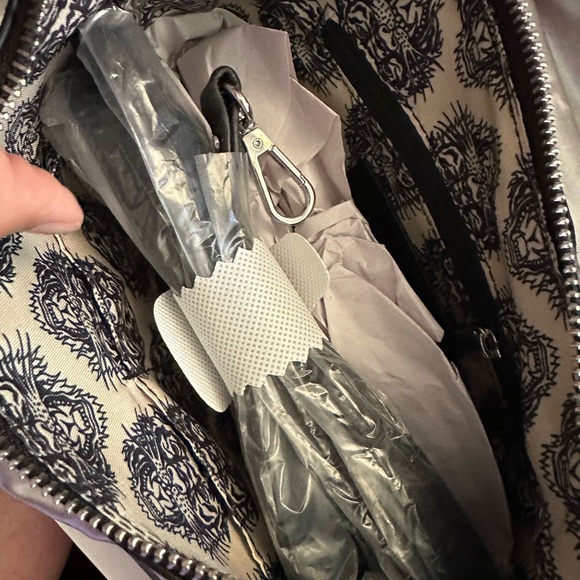 Ed Hardy White Shoulder Bag with Black Chain Details - Picture 6 of 6